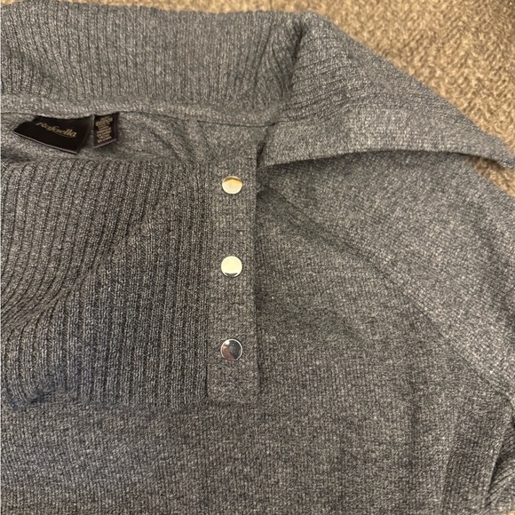 Chic Gray Sweater with Button Accents - Picture 6 of 7